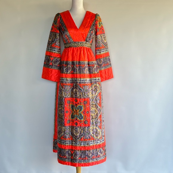Vintage Dresses & Skirts - Vintage Quilted V-Neck Dress - NSF